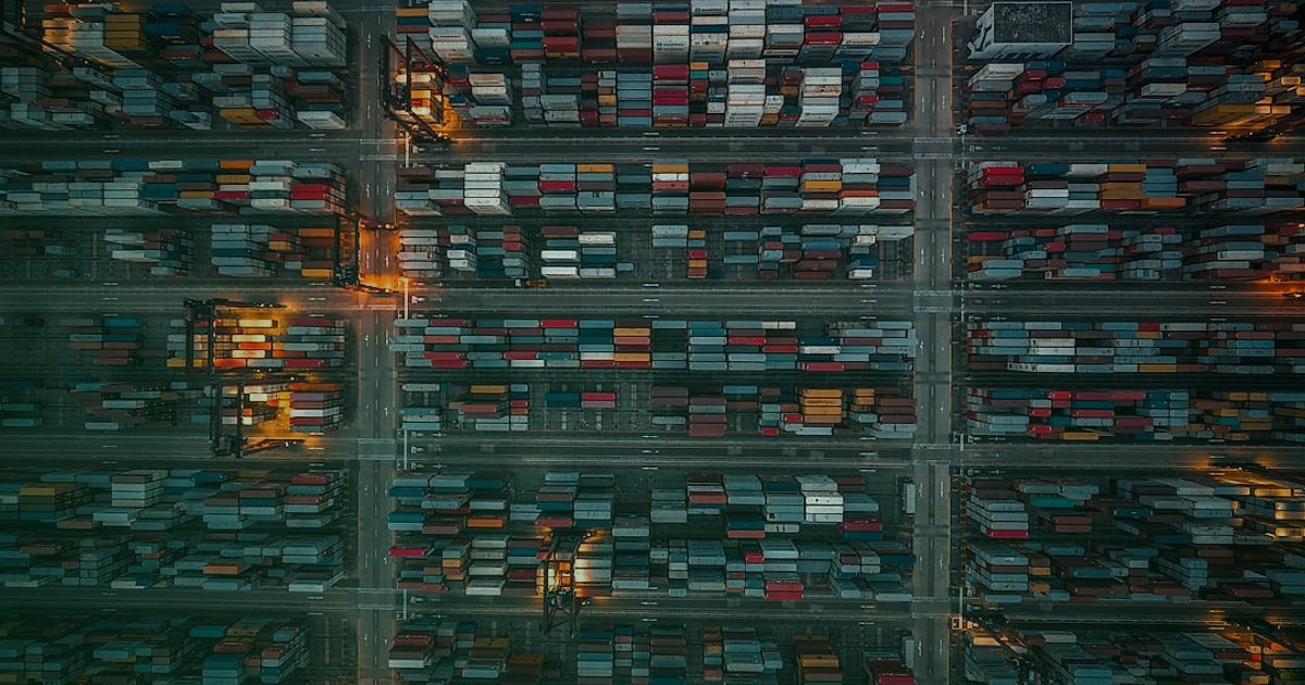Dropshipping 2026: Yeni Nesil E-Ticaretle Kârlı Başlangıç Rehberi - overhead view busy online shopping warehouse fulfillment center