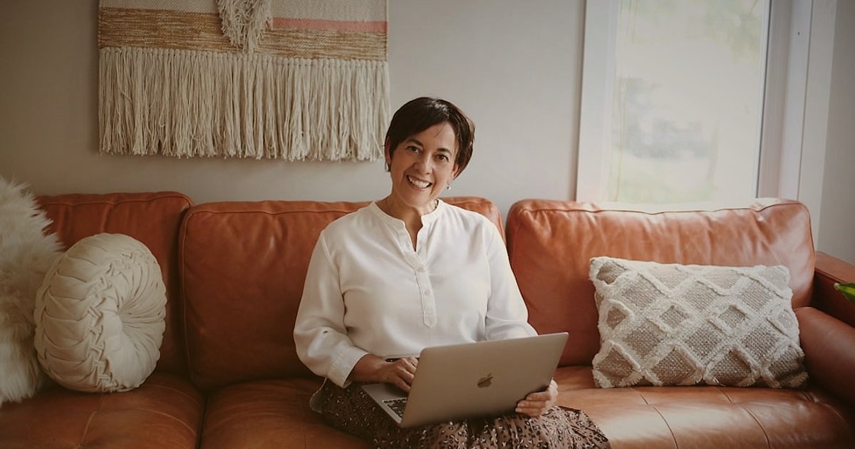 Dropshipping 2026: Yeni Nesil E-Ticaretle Kârlı Başlangıç Rehberi - woman working on laptop at home office couch