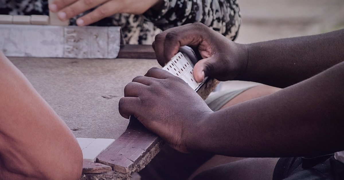 Dropshipping 2026: Yeni Nesil E-Ticaretle Kârlı Başlangıç Rehberi - hands examining small product samples on a wooden table
