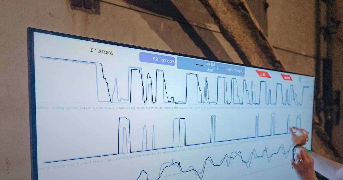 Dropshipping 2026: Yeni Nesil E-Ticaretle Kârlı Başlangıç Rehberi - person pointing at digital marketing analytics on a large screen