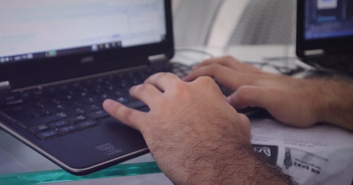 Dropshipping 2026: Yeni Nesil E-Ticaretle Kârlı Başlangıç Rehberi - close up of a person's hands typing on a laptop keyboard connected to a network diagram