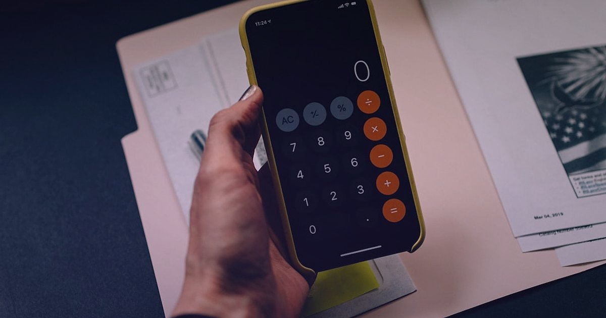 Dropshipping 2026: Yeni Nesil E-Ticaretle Kârlı Başlangıç Rehberi - person holding calculator and looking at financial spreadsheet