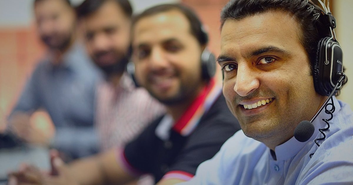 Dropshipping 2026: Yeni Nesil E-Ticaretle Kârlı Başlangıç Rehberi - customer service representative smiling and talking on headset