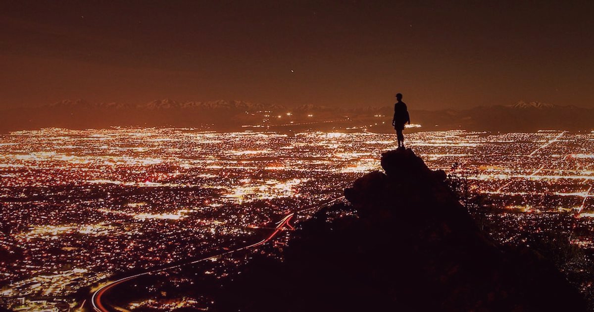 Dropshipping 2026: Yeni Nesil E-Ticaretle Kârlı Başlangıç Rehberi - triumphant person raising arms on a mountaintop overlooking a city