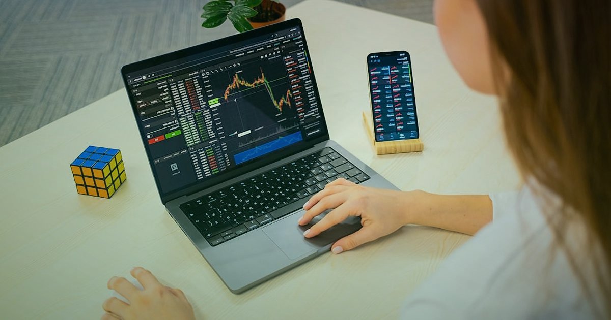Dropshipping: 2026'da Kaçınılması Gereken Kritik Hatalar ve Çözümleri - woman analyzing product trends laptop screen