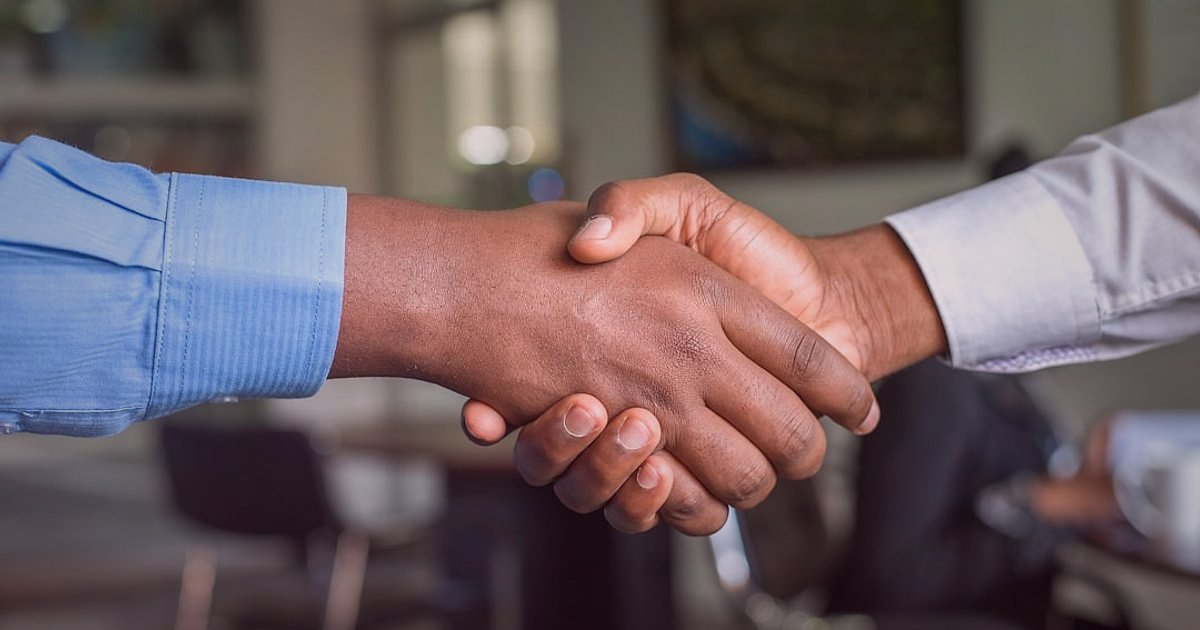 Dropshipping: 2026'da Kaçınılması Gereken Kritik Hatalar ve Çözümleri - handshake agreement warehouse manager supplier