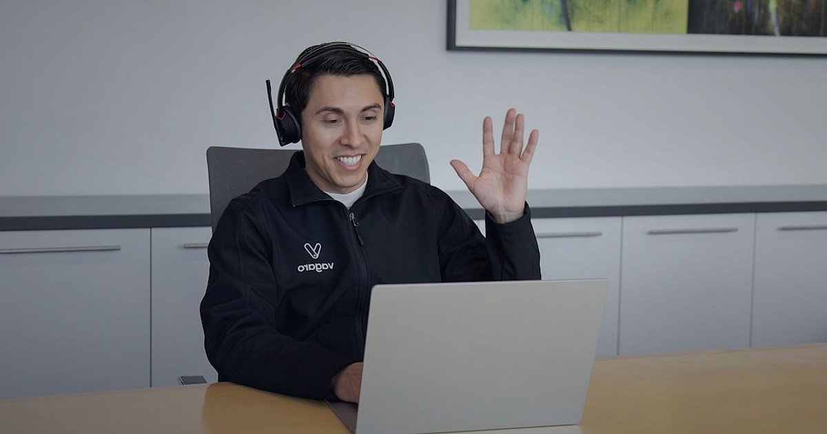 Dropshipping: 2026'da Kaçınılması Gereken Kritik Hatalar ve Çözümleri - customer support agent headset typing