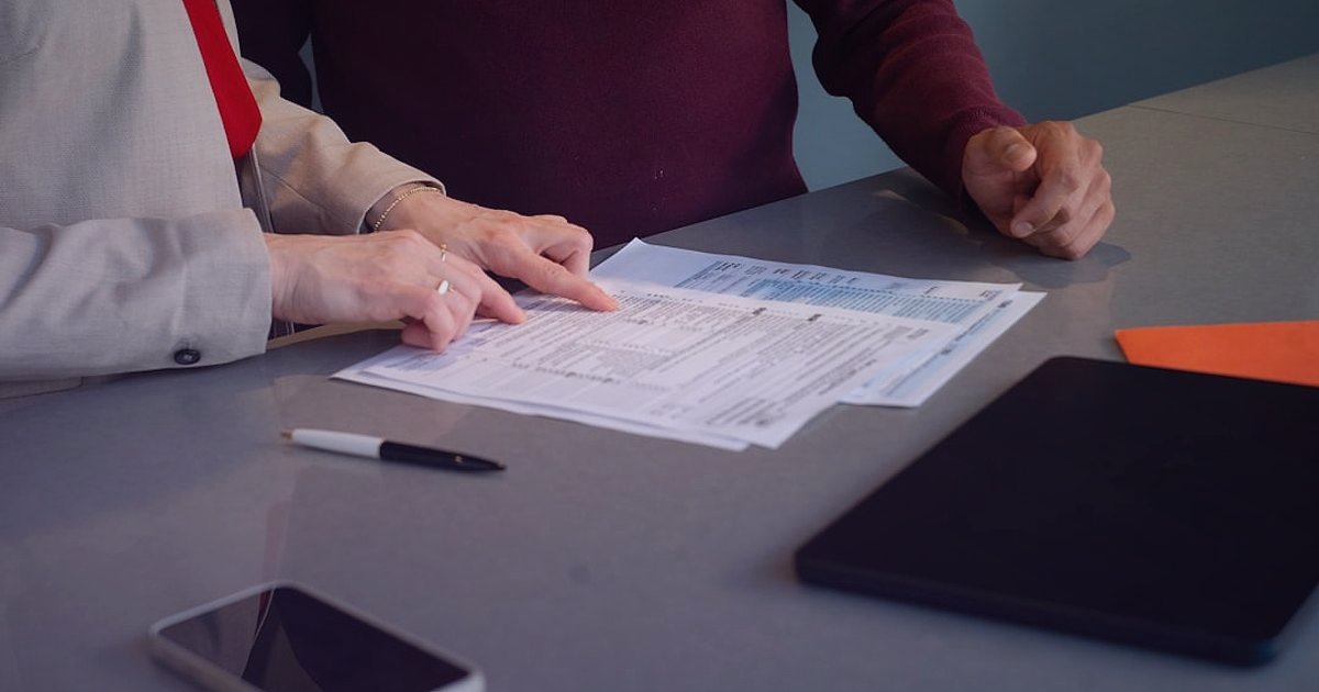 Dropshipping: 2026'da Kaçınılması Gereken Kritik Hatalar ve Çözümleri - lawyer reviewing contract document desk