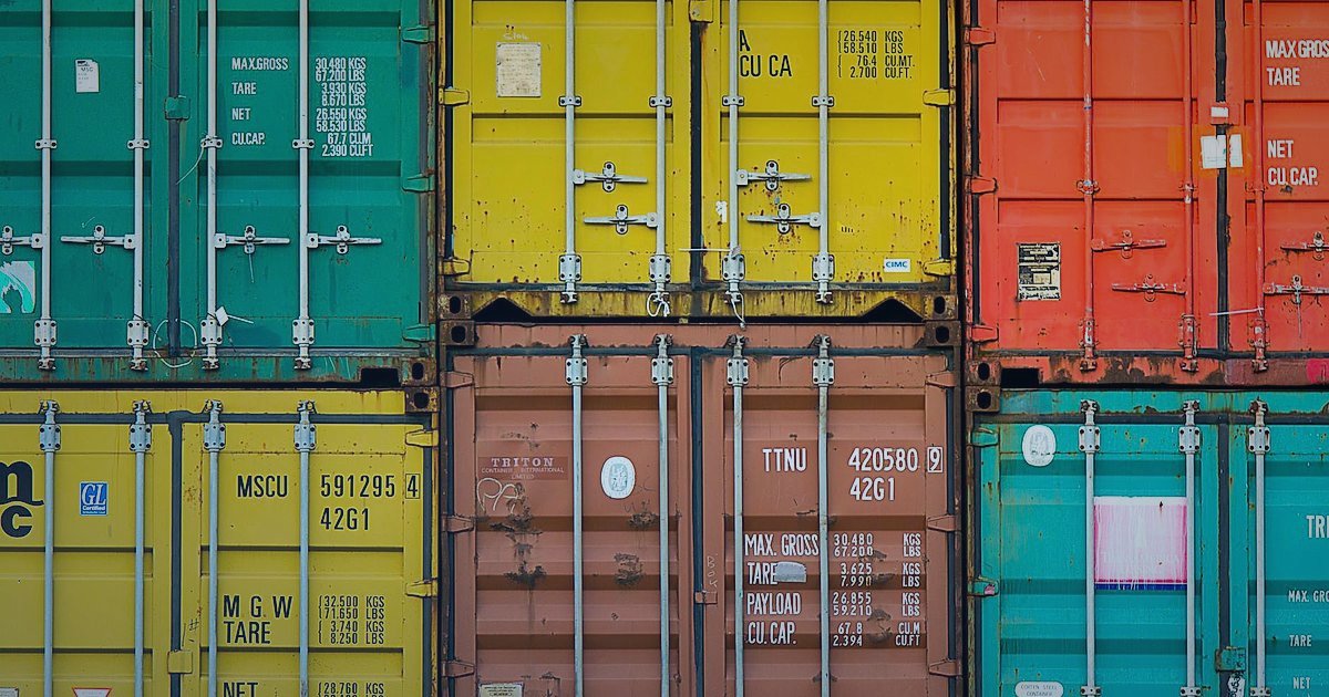 Dropshipping: 2026'da Kaçınılması Gereken Kritik Hatalar ve Çözümleri - shipping boxes stacked high warehouse