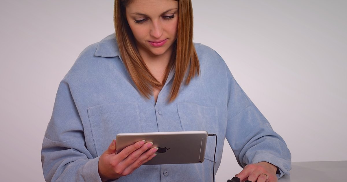 Dropshipping Avantajları & Dezavantajları 2026: Karlı Bir Başlangıç Rehberi - woman examining product catalog on tablet