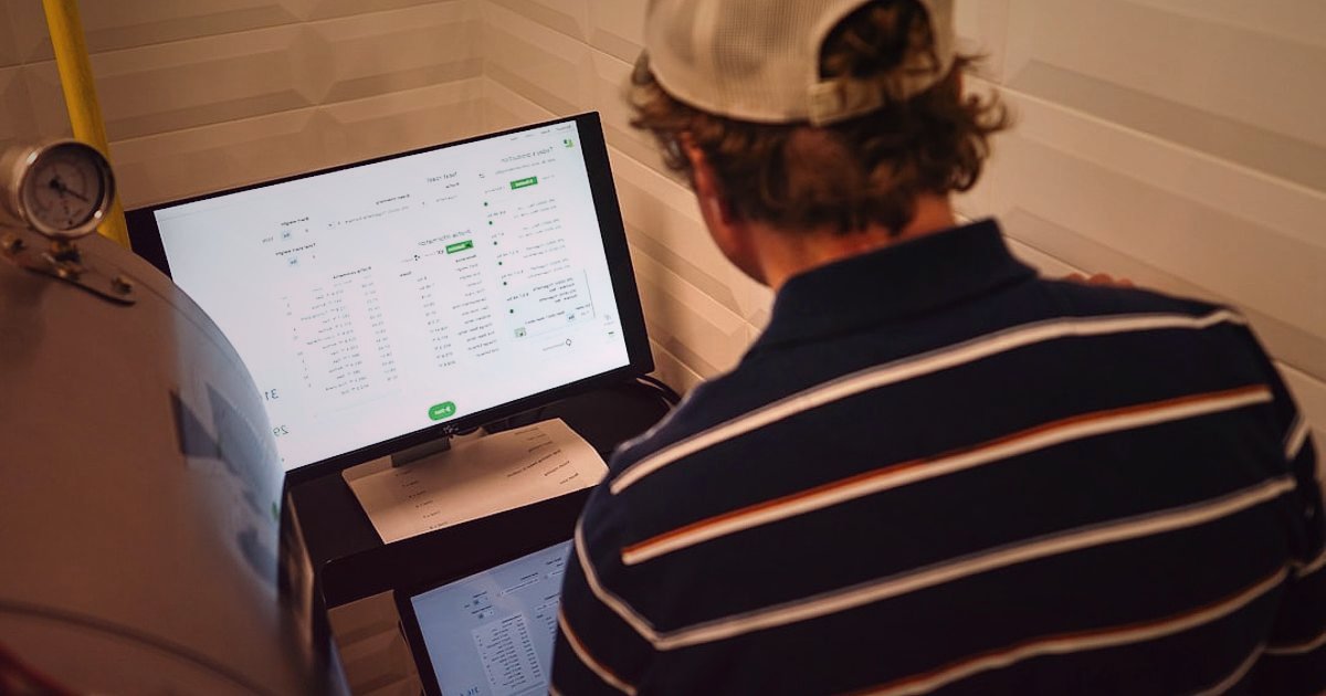 Dropshipping Avantajları & Dezavantajları 2026: Karlı Bir Başlangıç Rehberi - person analyzing sales data on multiple computer screens