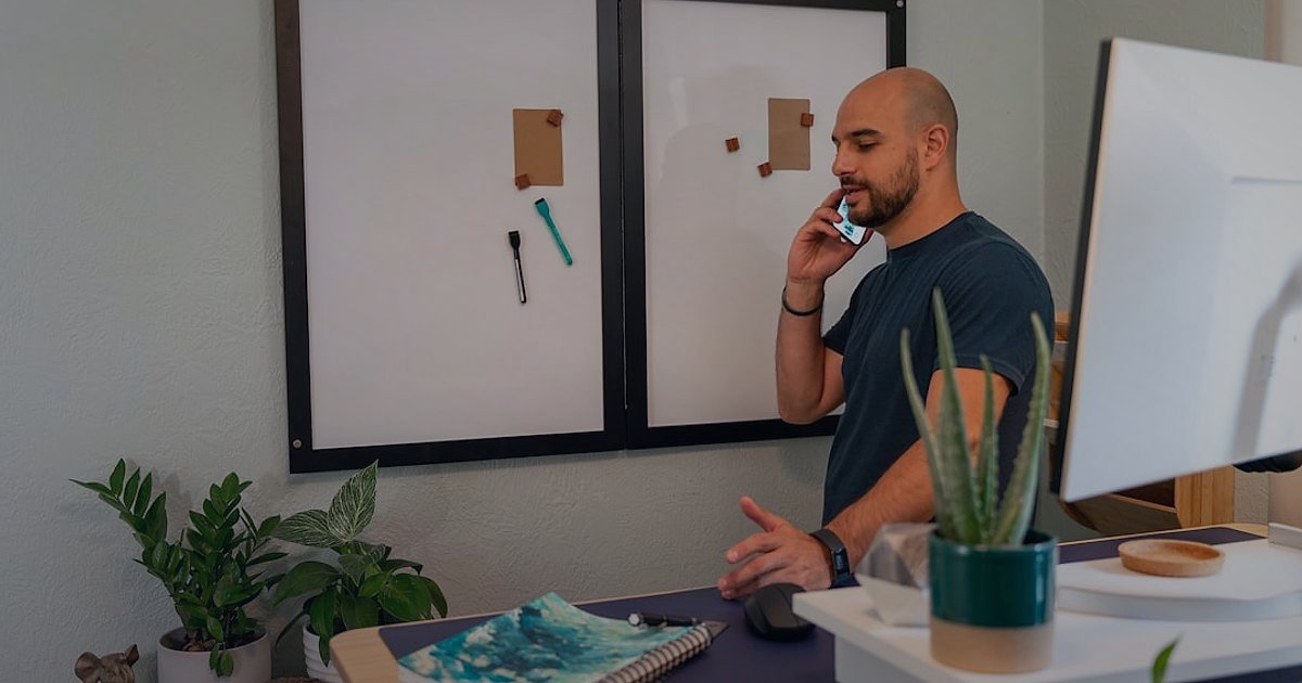 Dropshipping Avantajları & Dezavantajları 2026: Karlı Bir Başlangıç Rehberi - entrepreneur examining product samples home office