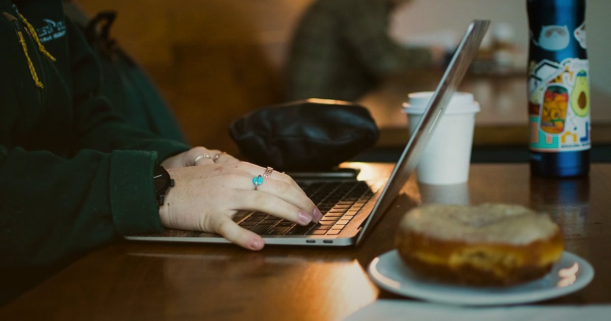 Dropshipping Avantajları & Dezavantajları 2026: Karlı Bir Başlangıç Rehberi - person managing online orders from laptop cafe