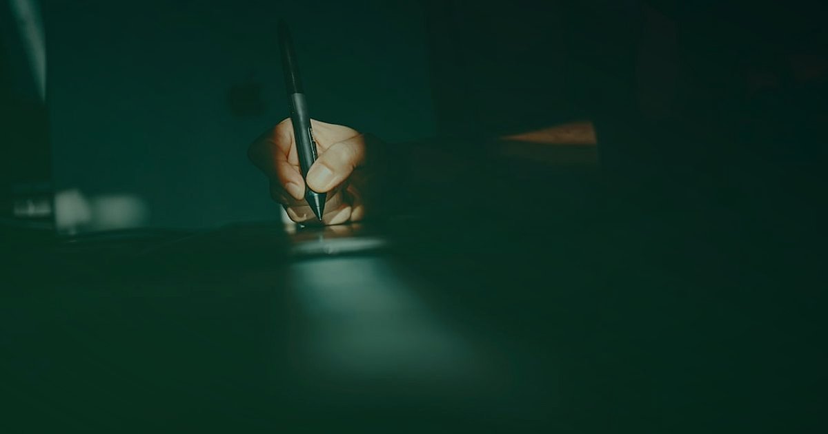 Dropshipping Avantajları & Dezavantajları 2026: Karlı Bir Başlangıç Rehberi - close up hands signing shipping contract dimly lit office