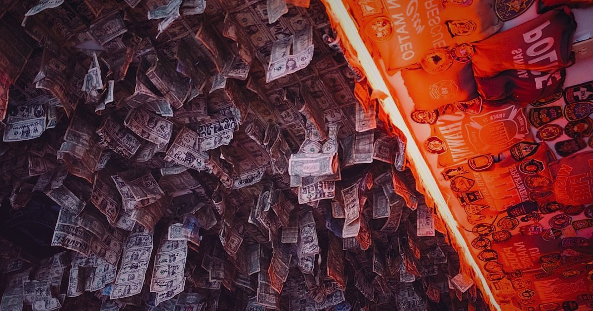 Dropshipping Avantajları & Dezavantajları 2026: Karlı Bir Başlangıç Rehberi - price tags scattered on floor chaotic lighting
