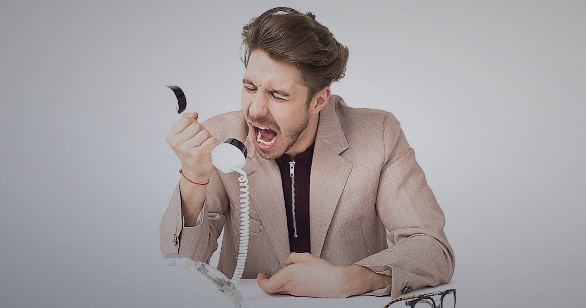 Dropshipping Avantajları & Dezavantajları 2026: Karlı Bir Başlangıç Rehberi - frustrated customer on phone customer service agent smiling