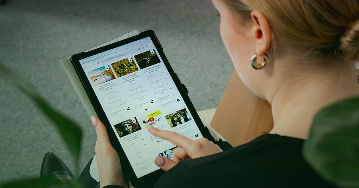 Dropshipping Avantajları Dezavantajları 2026: Karlı Bir Başlangıç Rehberi - entrepreneur examining product catalog on tablet