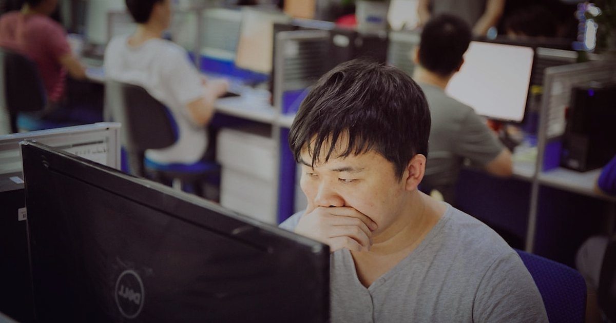 Dropshipping Avantajları Dezavantajları 2026: Karlı Bir Başlangıç Rehberi - frustrated person looking at multiple error messages on a computer screen