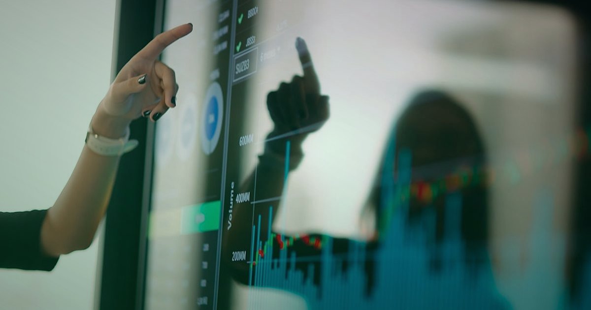 Dropshipping Avantajları Dezavantajları 2026: Karlı Bir Başlangıç Rehberi - person analyzing sales charts on a large monitor