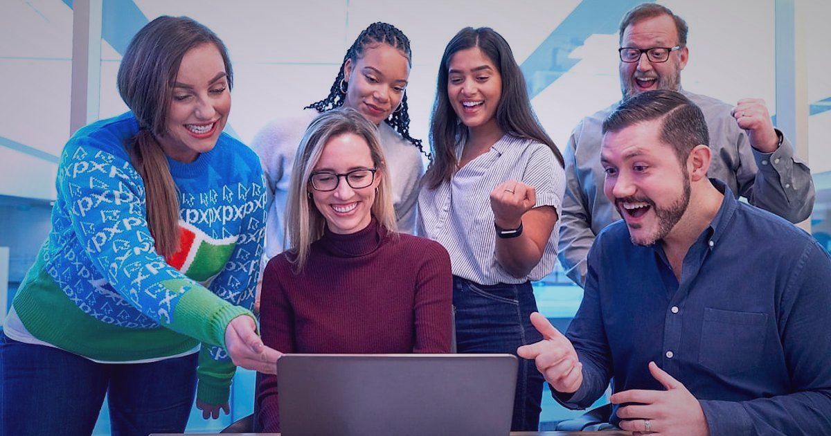 Dropshipping Avantajları Dezavantajları 2026: Karlı Bir Başlangıç Rehberi - diverse group of people collaborating around a digital interface