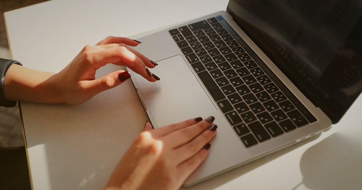 Dropshipping Avantajları & Dezavantajları 2026: Karlılık ve Risk Analizi - close-up woman hands typing on a modern laptop keyboard