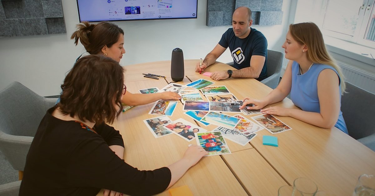 Dropshipping Avantajları & Dezavantajları 2026: Karlılık ve Risk Analizi - diverse team discussing product samples in a modern office meeting room