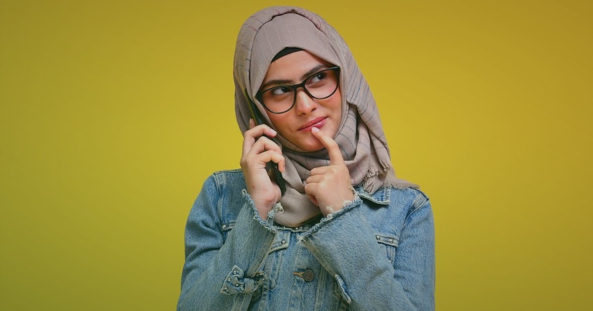 Dropshipping Avantajları & Dezavantajları 2026: Karlılık ve Risk Analizi - customer service representative on the phone with a confused expression