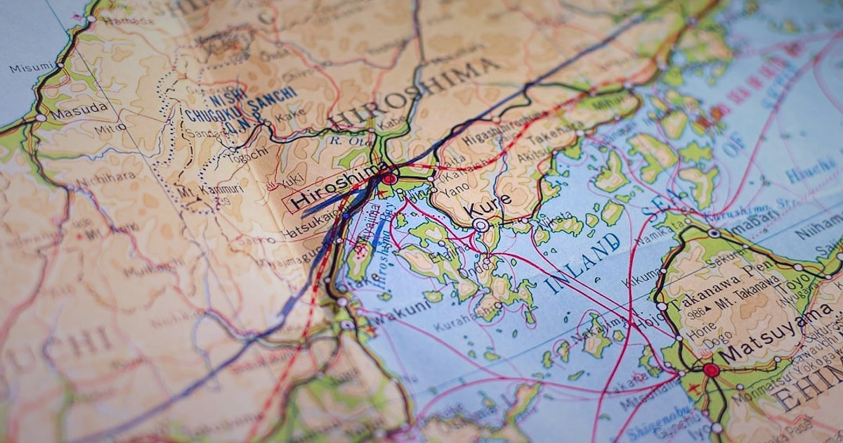 Dropshipping Avantajları & Dezavantajları 2026: Karlılık ve Risk Analizi - global map with interconnected lines showing supply chain routes