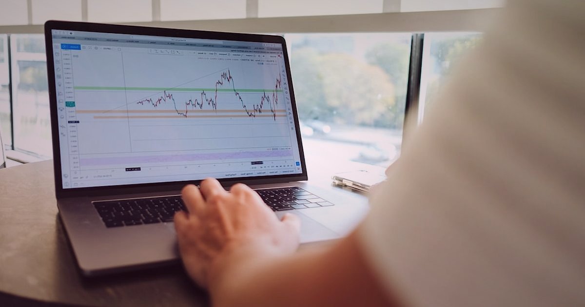 Dropshipping Avantajları & Dezavantajları 2026: Kârlı Başlangıç Rehberi - person analyzing digital sales charts laptop
