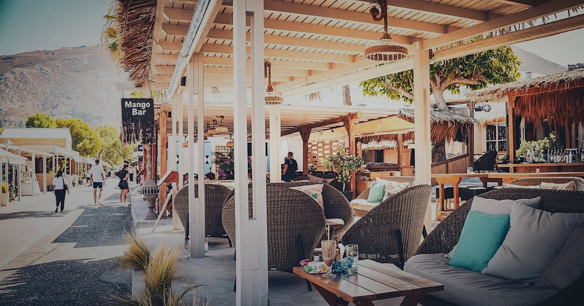 Dropshipping Avantajları & Dezavantajları 2026: Kârlı Başlangıç Rehberi - woman working remotely on laptop at beach cafe