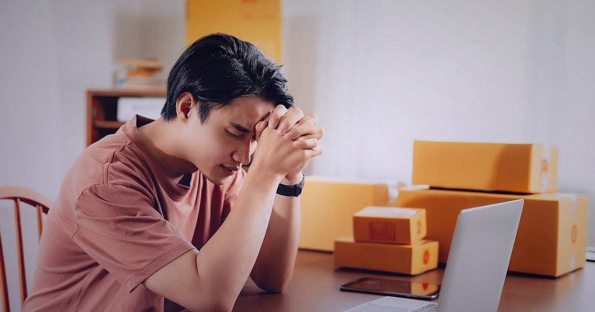 Dropshipping Avantajları & Dezavantajları 2026: Kârlı Başlangıç Rehberi - frustrated person looking at out of stock product list