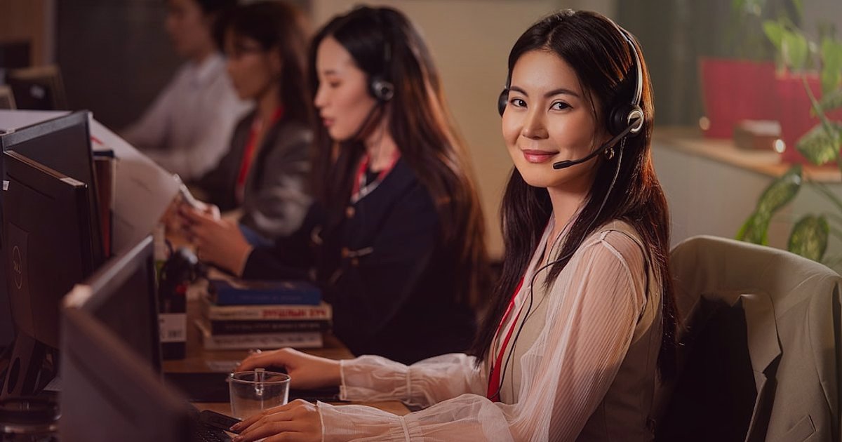 Dropshipping Avantajları & Dezavantajları 2026: Kârlı Başlangıç Rehberi - diverse customer service team smiling at headsets