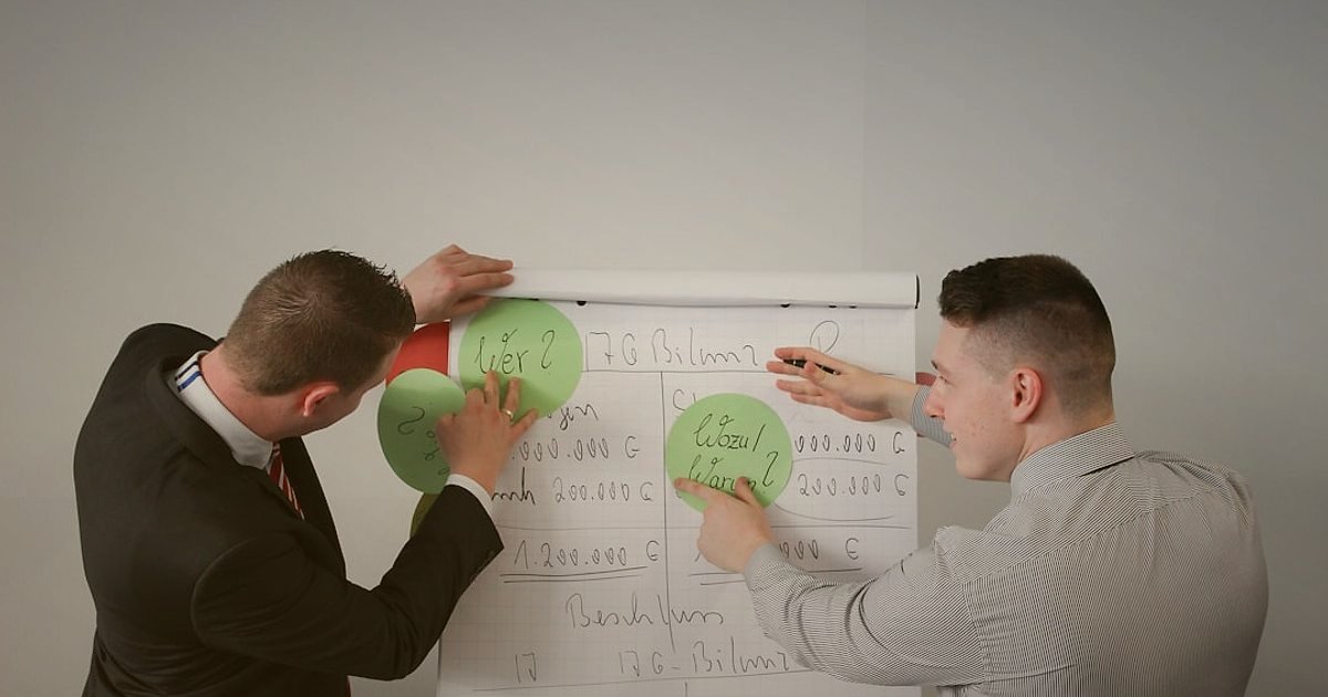 Dropshipping Avantajları & Dezavantajları 2026: Kârlı Başlangıç Rehberi - businessman comparing pros and cons on a large whiteboard