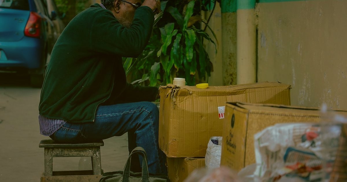 Dropshipping Avantajları ve Dezavantajları 2026: Başlangıç Rehberi - confused person looking at multiple delivery boxes overflowing