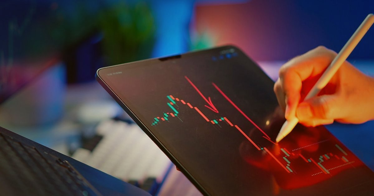 Dropshipping Avantajları ve Dezavantajları 2026: Başlangıç Rehberi - person analyzing growth charts on a transparent screen