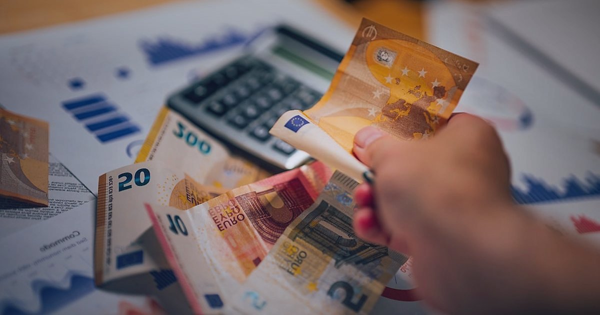 Dropshipping Avantajları ve Dezavantajları 2026: Başlangıç Rehberi - person calculating on calculator surrounded by Turkish Lira banknotes