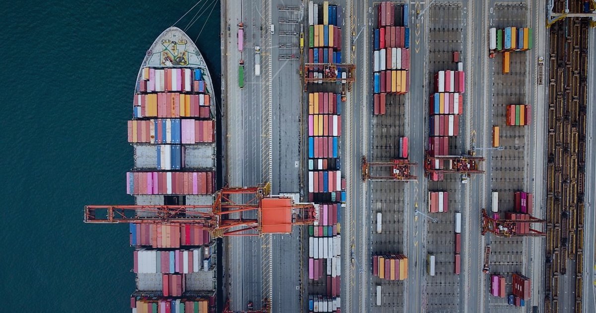 Dropshipping Avantajları ve Dezavantajları 2026: Başlangıç Rehberi - aerial view of a busy shipping port with container ships