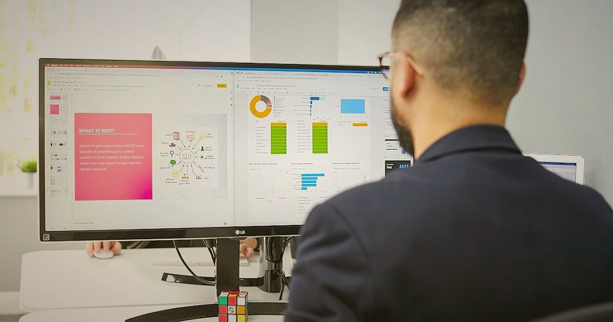 Dropshipping Avantajları ve Dezavantajları 2026: Başlangıç Rehberi - person using multiple screens displaying data analytics dashboards
