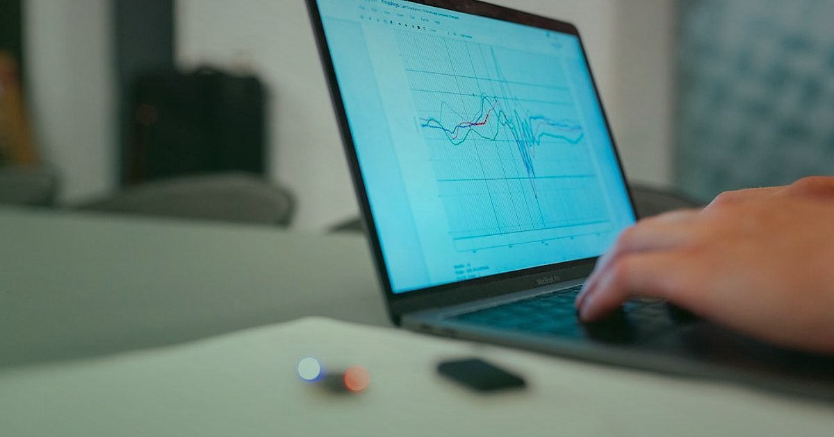 Dropshipping Avantajları ve Dezavantajları 2026: Karlı Bir Başlangıç Rehberi - person typing laptop financial charts screen