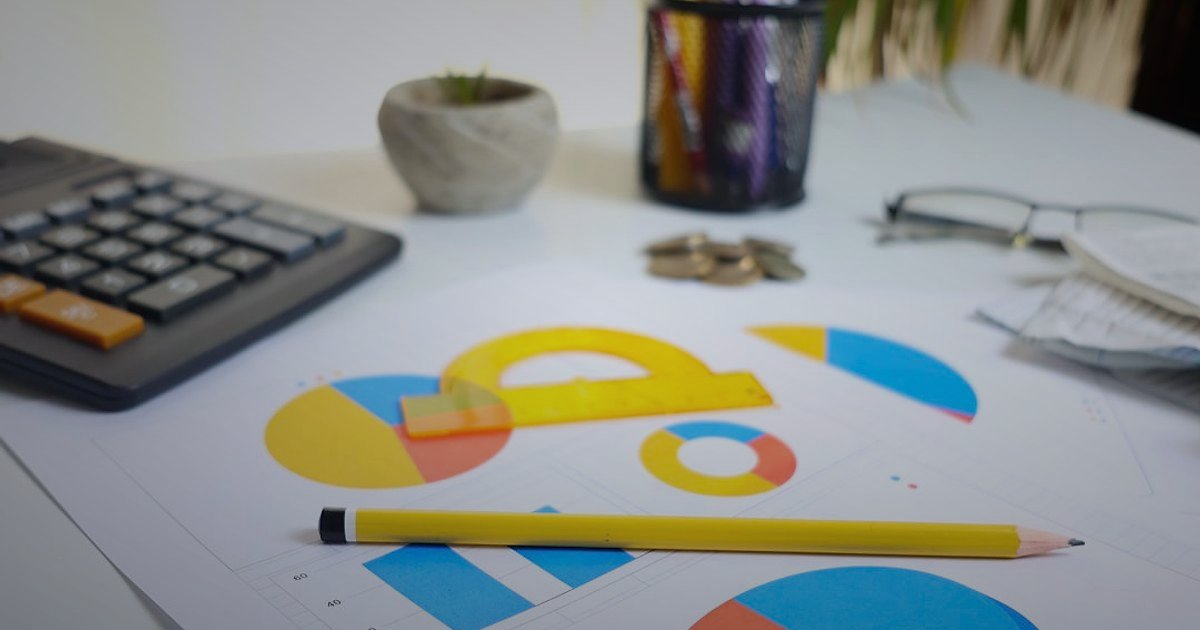 Dropshipping Avantajları ve Dezavantajları 2026: Karlı Bir Başlangıç Rehberi - stacked coins on a desk with charts