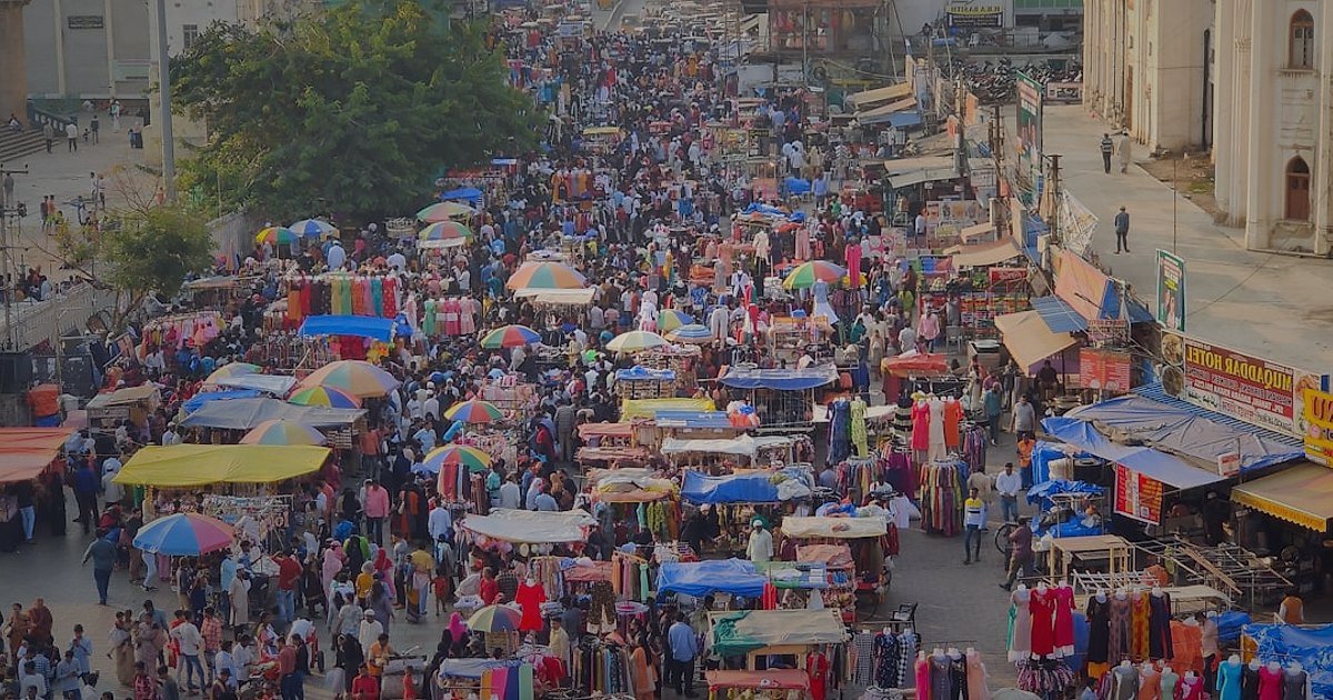 Dropshipping Avantajları ve Dezavantajları 2026: Karlı Bir Başlangıç Rehberi - crowded marketplace with many stalls