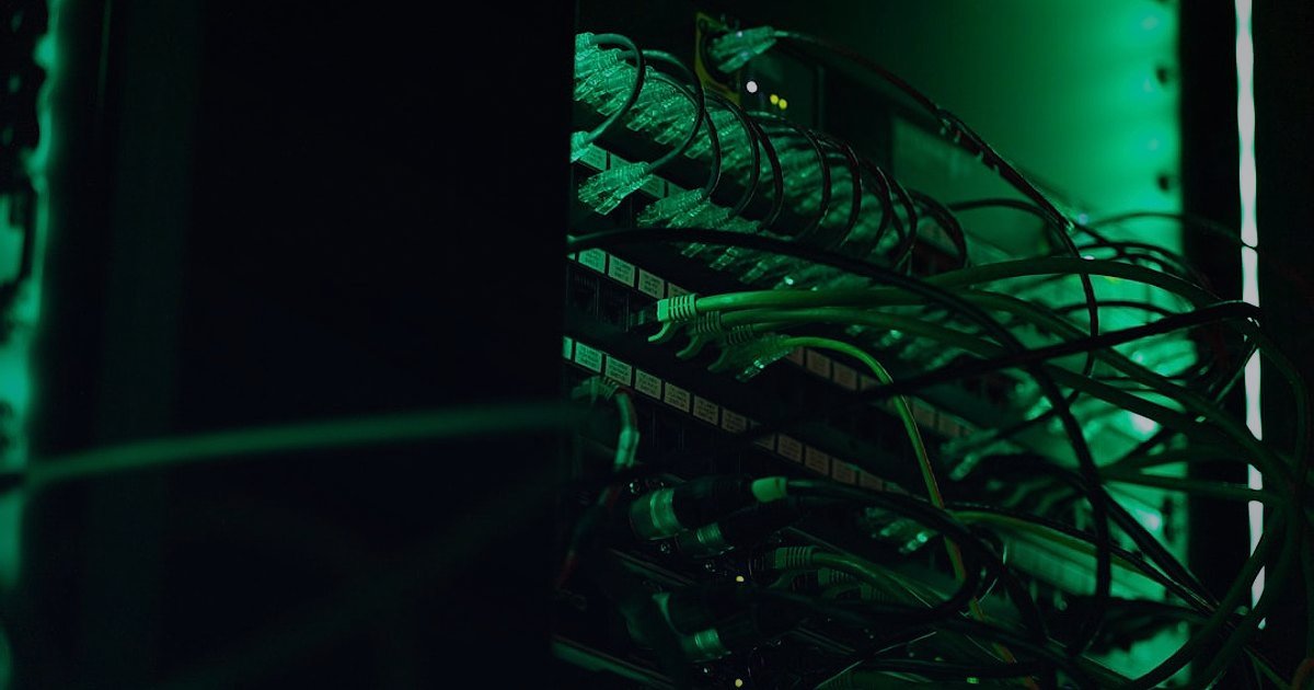 Dropshipping Avantajları ve Dezavantajları 2026: Karlı Bir Başlangıç Rehberi - server room with blinking lights