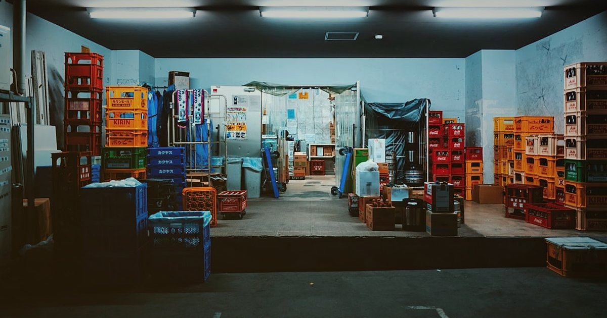 Dropshipping Avantajları ve Dezavantajları: 2026'da Karlı Bir Başlangıç Rehberi - diverse colorful product boxes neatly stacked warehouse