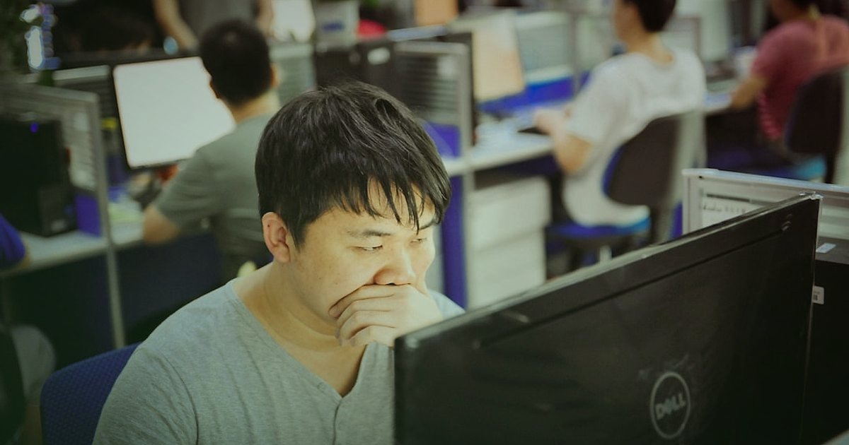 Dropshipping Avantajları ve Dezavantajları: 2026'da Karlı Bir Başlangıç Rehberi - frustrated person looking at computer screen cluttered desk