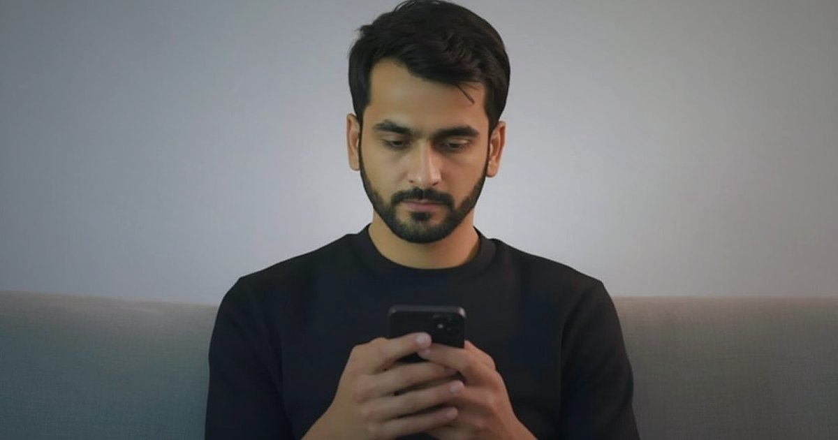 Dropshipping Avantajları ve Dezavantajları: 2026'da Karlı Bir Başlangıç Rehberi - person using smartphone scrolling through social media feed