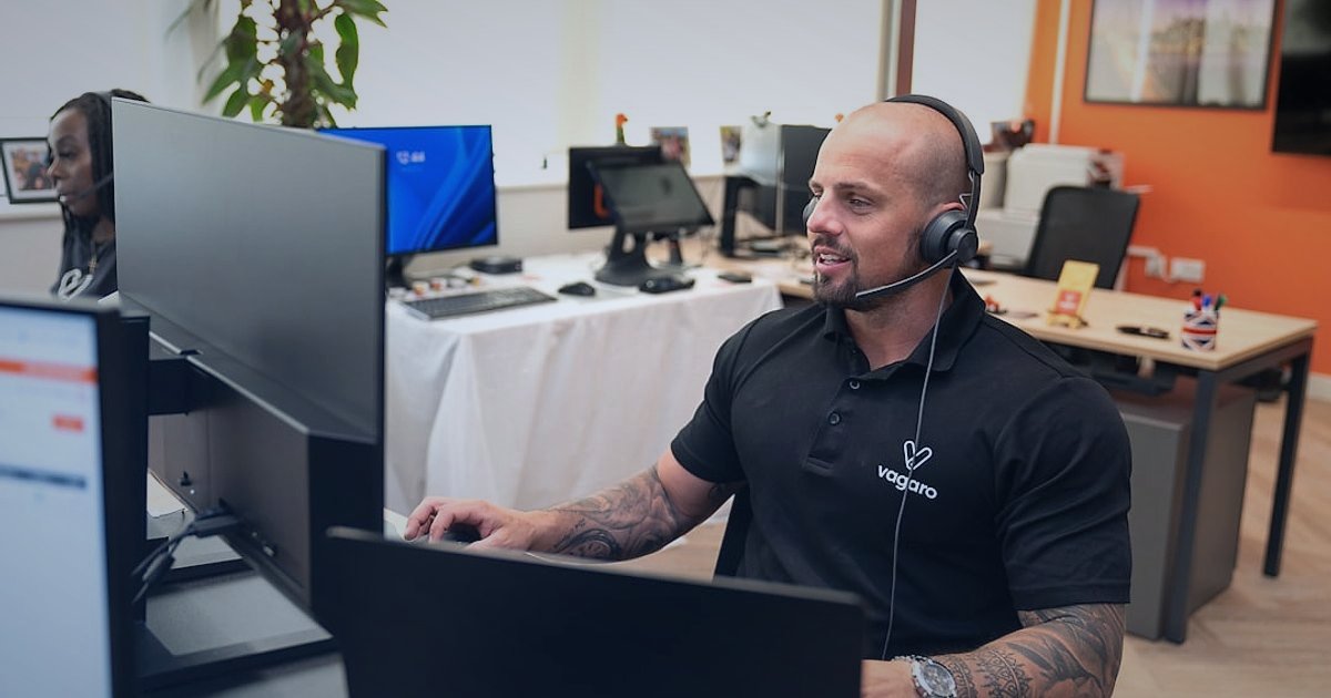 Dropshipping Avantajları ve Dezavantajları: 2026'da Karlı Bir Başlangıç Rehberi - customer service representative smiling on headset in call center