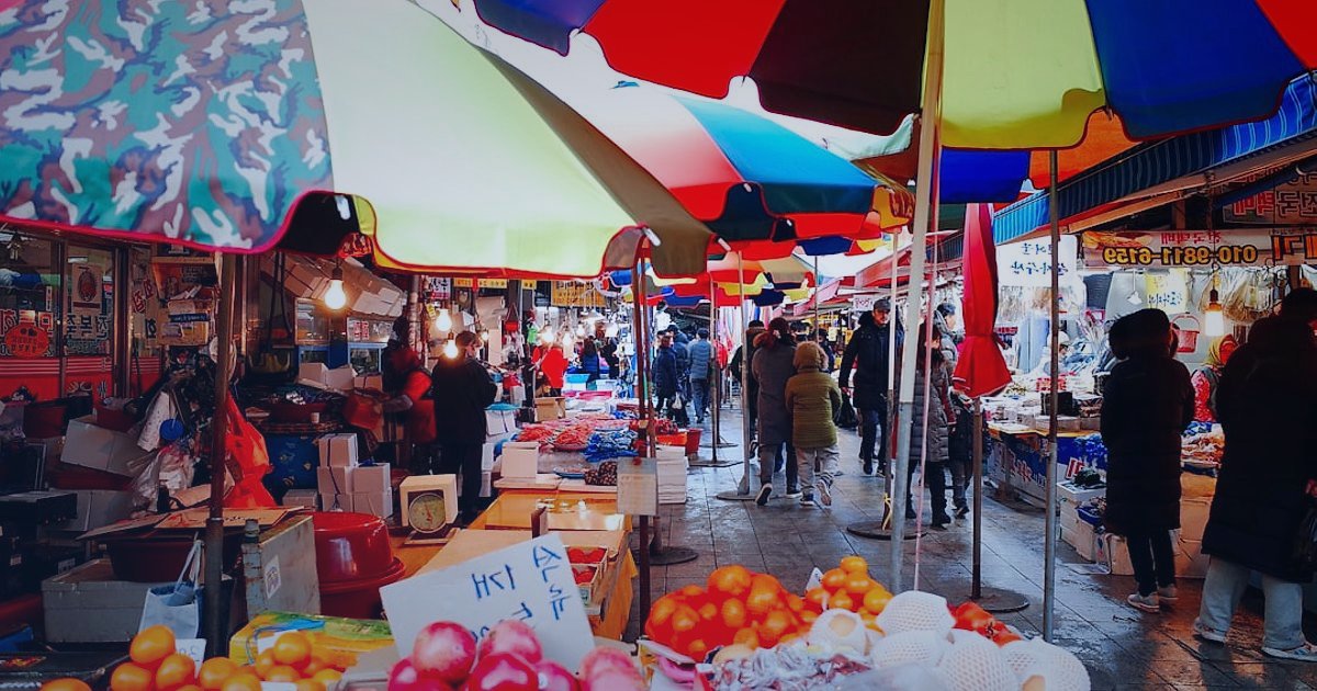 Dropshipping Avantajları ve Dezavantajları: 2026'da Karlı Bir Başlangıç Rehberi - busy turkish marketplace with vendors and customers shopping