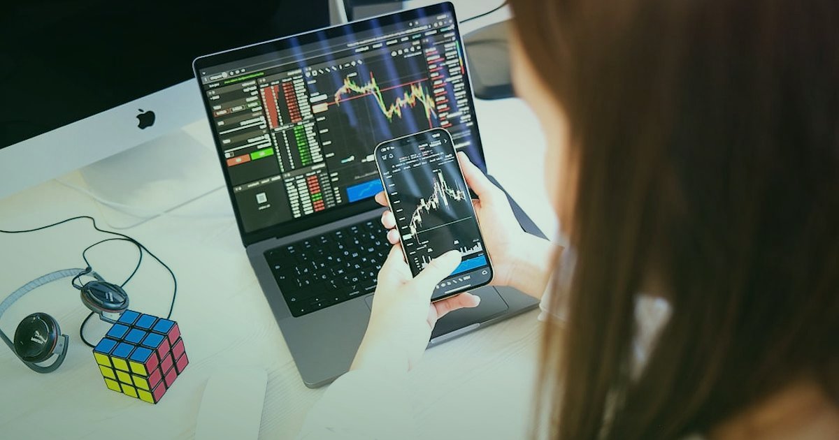 Dropshipping Başarı Stratejileri 2026: Karlı Bir Geleceğe Adım Atın - woman analyzing market data charts on holographic display