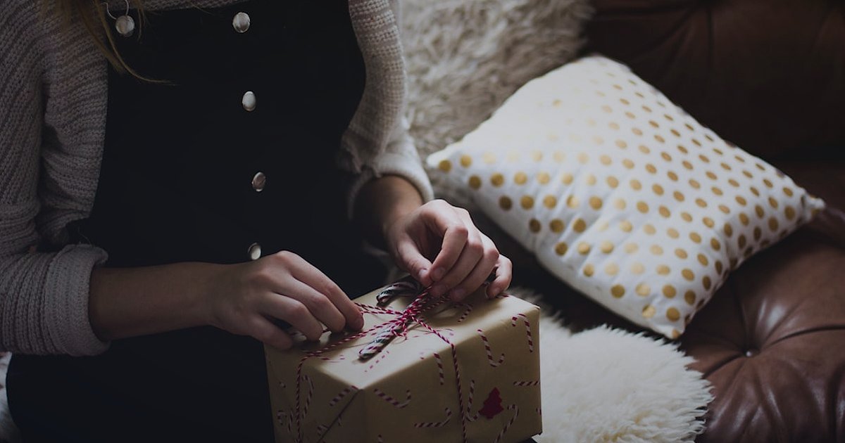 Dropshipping Başarı Stratejileri 2026: Karlı Bir Geleceğe Adım Atın - smiling customer unboxing a beautifully packaged product at home