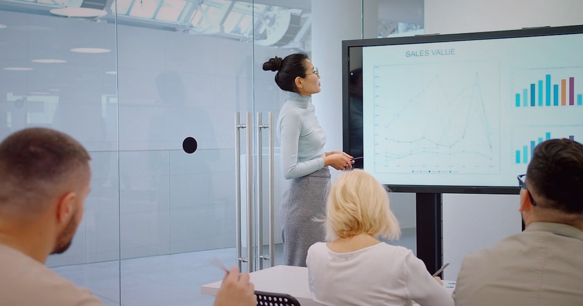Dropshipping Başarı Stratejileri 2026: Karlı Bir Geleceğe Adım Atın - digital marketing team collaborating around a large screen displaying analytics